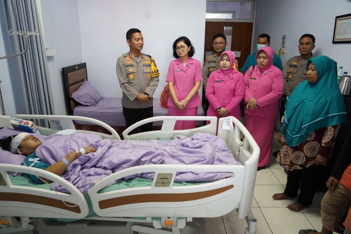 Kapolres dan Ketua Bhayangkari Mojokerto Kota Sambangi Korban Pohon Tumbang Kapolres dan Ketua Bhayangkari Mojokerto Kota Sambangi Korban Pohon Tumbang