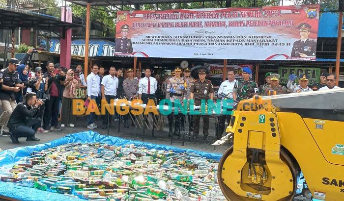 Operasi Pekat Ramadan, Polres Batu Musnahkan Ribuan Botol dan Obat-obatan