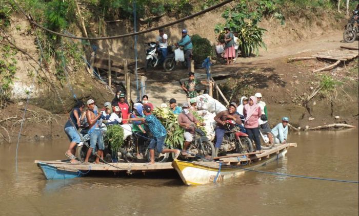 Jembatan Ambrol, Warga Dua Desa di Jember ini Terpaksa Gunakan Rakit untuk Seberangi Sungai Jembatan Ambrol, Warga Dua Desa di Jember ini Terpaksa Gunakan Rakit untuk Seberangi Sungai