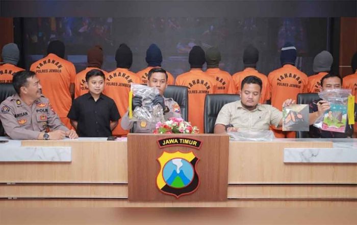 Polres Jember Tangkap 22 Penambang Emas Ilegal Polres Jember Tangkap 22 Penambang Emas Ilegal