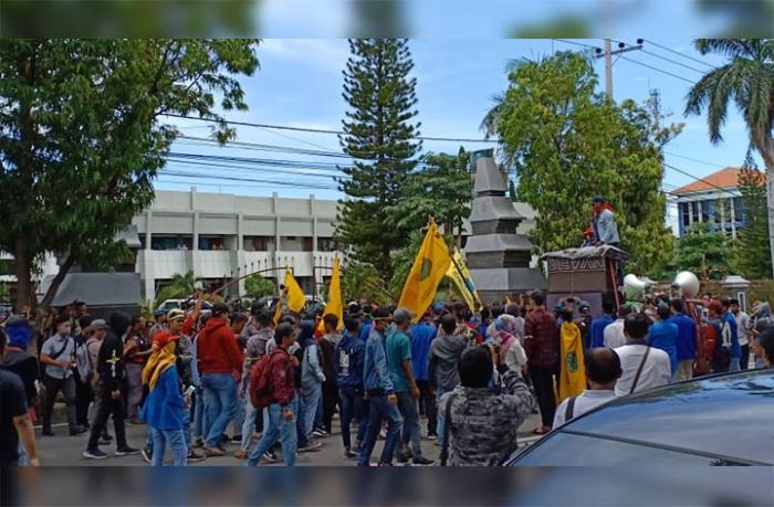 PMII Situbondo Desak Bupati Copot Sekda Karena Diduga Terlibat Korupsi PMII Situbondo Desak Bupati Copot Sekda Karena Diduga Terlibat Korupsi
