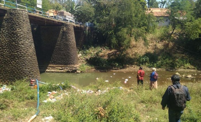 Laksanakan KKN, Mahasiswa Unzah Temukan Limbah Medis Berbahaya Bertebaran di Sungai Kedungrejo Laksanakan KKN, Mahasiswa Unzah Temukan Limbah Medis Berbahaya Bertebaran di Sungai Kedungrejo
