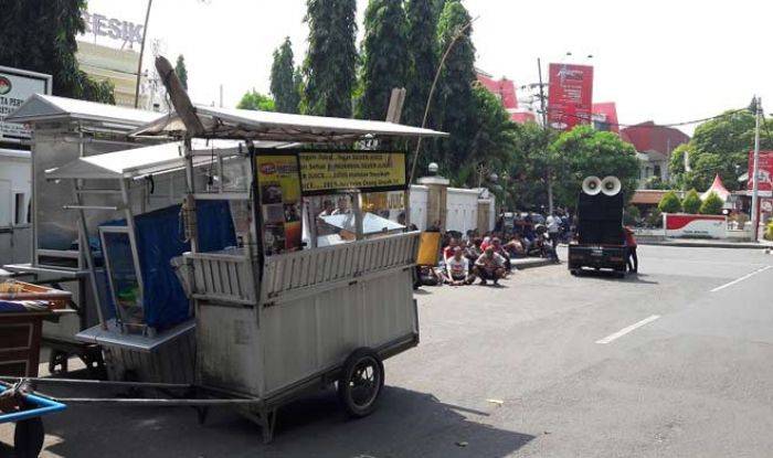 Demo di DPRD, PKL Eks Bundaran GKB Merasa Ditelantarkan Demo di DPRD, PKL Eks Bundaran GKB Merasa Ditelantarkan