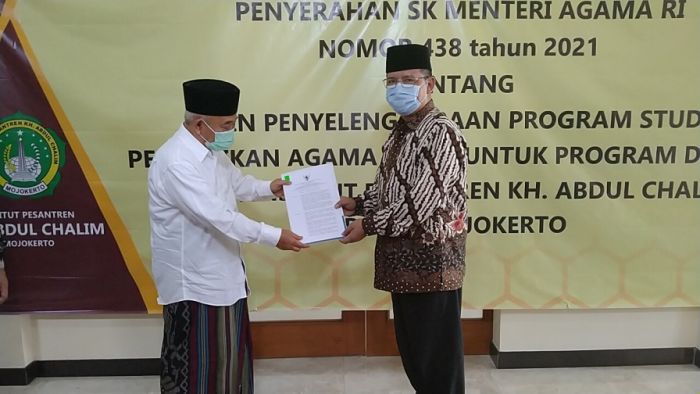 Segera Jadi Universitas Internasional, Hari Ini IKHAC Terima SK Ijin Operasional Program S3 Segera Jadi Universitas Internasional, Hari Ini IKHAC Terima SK Ijin Operasional Program S3