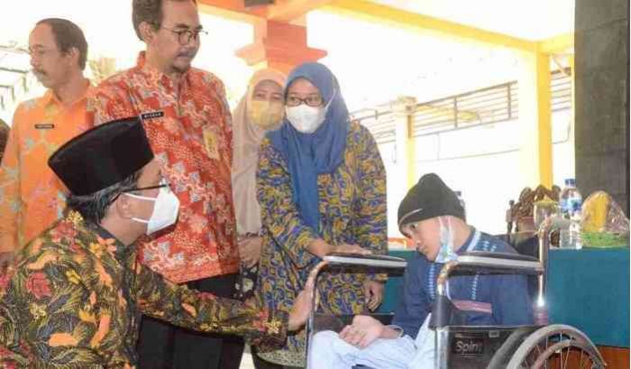 Pemkab Sidoarjo Berikan Bansos untuk 100 Penyandang Disabilitas Berat
