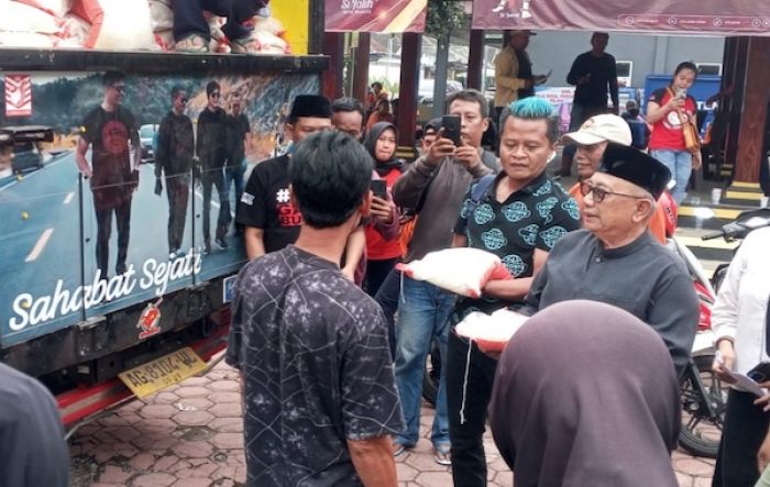 Salurkan Bantuan Warga Terdampak Puting Beliung di Blitar, Beky: Dari Dulu Saya Begini Salurkan Bantuan Warga Terdampak Puting Beliung di Blitar, Beky: Dari Dulu Saya Begini