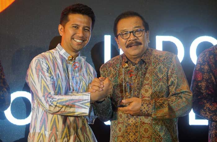Emil Dardak Bersama Pakde Karwo Terima Penghargaan di Indonesia Visionary Leader Emil Dardak Bersama Pakde Karwo Terima Penghargaan di Indonesia Visionary Leader