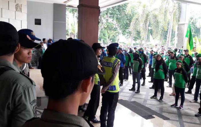 Lagi, Buruh Gresik Demo Bupati, Desak Tandatangani Rekomendasi UMKS 2017