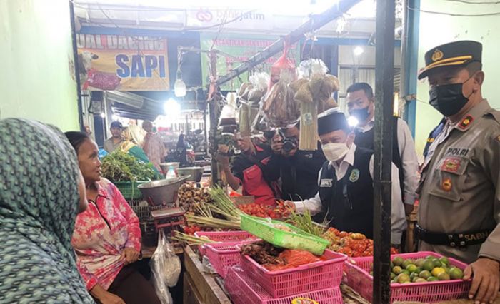 Sidak Pasar, Bupati Situbondo Pastikan Harga Kebutuhan Pokok Masih Stabil Sidak Pasar, Bupati Situbondo Pastikan Harga Kebutuhan Pokok Masih Stabil