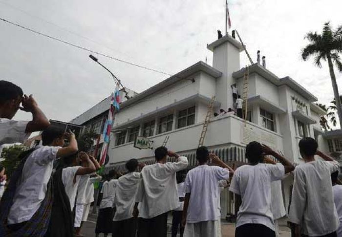 Ribuan Warga Surabaya Terlibat Drama Teatrikal Perobekan Bendera Belanda Ribuan Warga Surabaya Terlibat Drama Teatrikal Perobekan Bendera Belanda