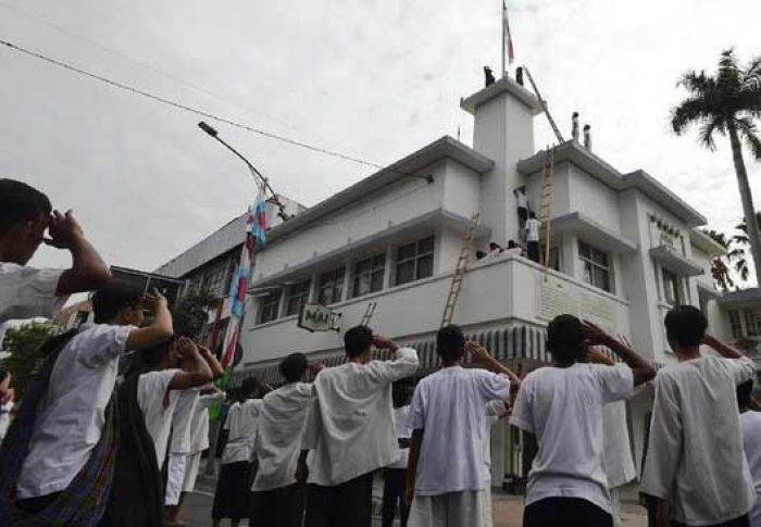 Ribuan Warga Surabaya Terlibat Drama Teatrikal Perobekan Bendera Belanda 