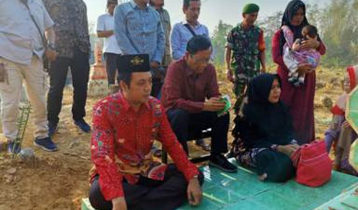 Ziarah ke Makam Orang Tua di Madura, Menkopolhukam Mahfud MD Pimpin Tahlil Sendiri Ziarah ke Makam Orang Tua di Madura, Menkopolhukam Mahfud MD Pimpin Tahlil Sendiri