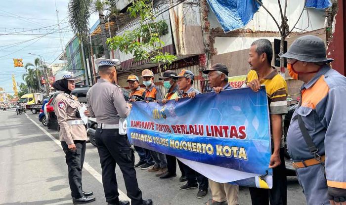 Satlantas Polres Mojokerto Kota Gelar Sosialisasi untuk Juru Parkir Satlantas Polres Mojokerto Kota Gelar Sosialisasi untuk Juru Parkir