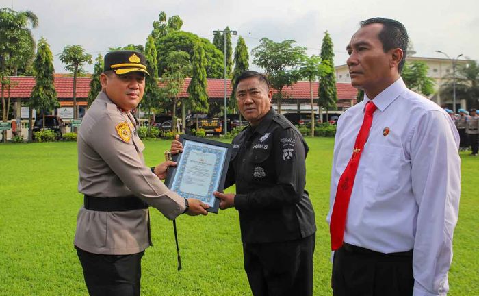 Kapolres Jombang Beri Penghargaan untuk 24 Anggota Berprestasi Kapolres Jombang Beri Penghargaan untuk 24 Anggota Berprestasi