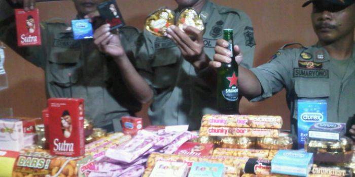 Valentine, Bir, Cokelat, dan Kondom Dijual Berjejer di Beberapa Minimarket Surabaya