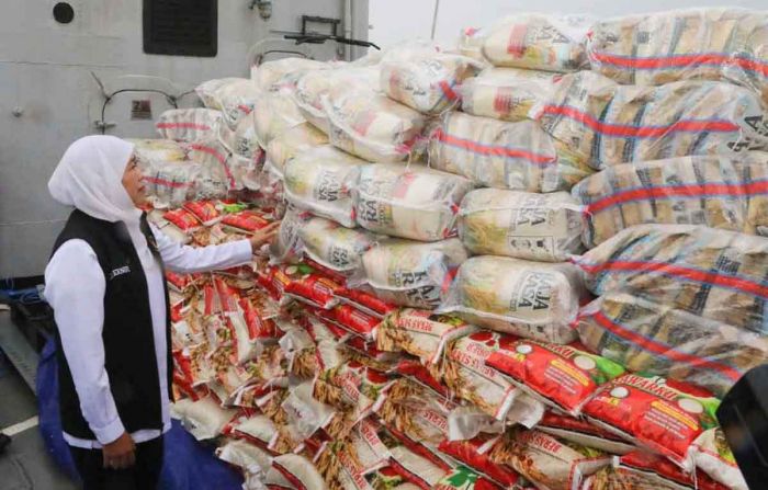 Gubernur Khofifah Lepas Bantuan Logistik ke Pulau Masalembu Gubernur Khofifah Lepas Bantuan Logistik ke Pulau Masalembu