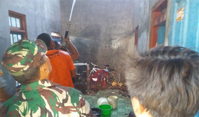 Ketiduran Saat Memasak, Sebuah Rumah di Pamekasan Hampir Ludes Dilalap Api Ketiduran Saat Memasak, Sebuah Rumah di Pamekasan Hampir Ludes Dilalap Api