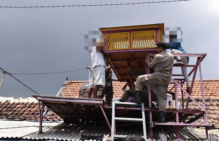 Antisipasi Ajang Perjudian, Satpol PP Surabaya Bongkar Tujuh Bekupon di Gubeng Masjid Antisipasi Ajang Perjudian, Satpol PP Surabaya Bongkar Tujuh Bekupon di Gubeng Masjid