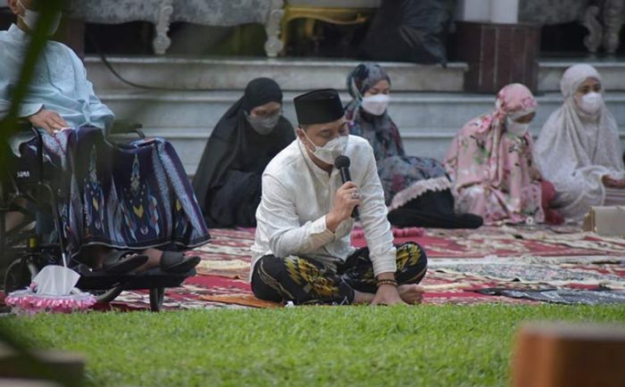 Wali Kota Eri Bersama Keluarga Salat Ied di Rumah Dinas, Ingatkan Warga Tidak Perlu Bersalaman Wali Kota Eri Bersama Keluarga Salat Ied di Rumah Dinas, Ingatkan Warga Tidak Perlu Bersalaman
