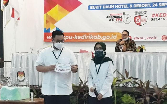 Hasil Pengundian KPU Kediri, Pasangan Dhito-Dewi Sisi Kiri, Kotak Kosong Sisi Kanan Hasil Pengundian KPU Kediri, Pasangan Dhito-Dewi Sisi Kiri, Kotak Kosong Sisi Kanan