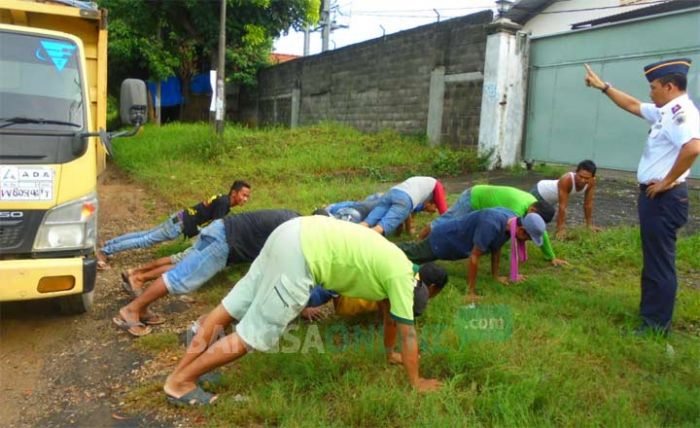 Langgar Larangan Jam Operasi di Gresik, Sopir Dump Truk Dihukum Push Up Langgar Larangan Jam Operasi di Gresik, Sopir Dump Truk Dihukum Push Up