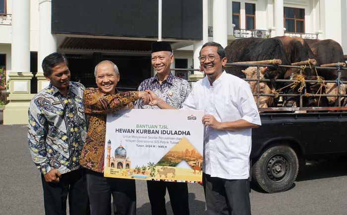 Salurkan 38 Hewan Kurban, SIG Pabrik Tuban Pastikan Kesehatan Sapi Terjamin