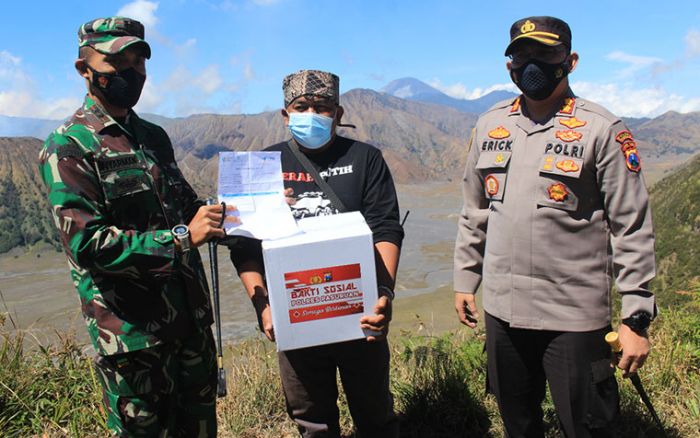 Kapolres Pasuruan Pimpin Penyaluran Bansos dan Vaksinasi Pelaku Wisata Bromo Kapolres Pasuruan Pimpin Penyaluran Bansos dan Vaksinasi Pelaku Wisata Bromo