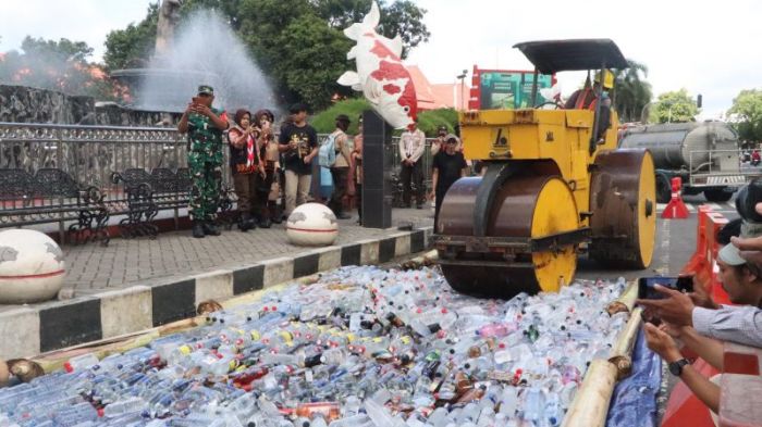 Polres Blitar Kota Musnahkan Ribuan Botol Miras dan 140 Knalpot Brong Hasil Operasi Pekat