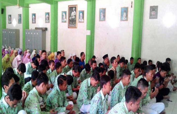 Ratusan Siswa dan Guru SMK NU Lamongan Gelar Sholat Ghoib untuk KH Hasyim Muzadi