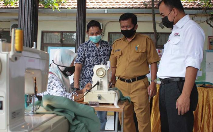 SIG Berikan Pelatihan Menjahit dan Beternak Warga Gresik dan Rembang