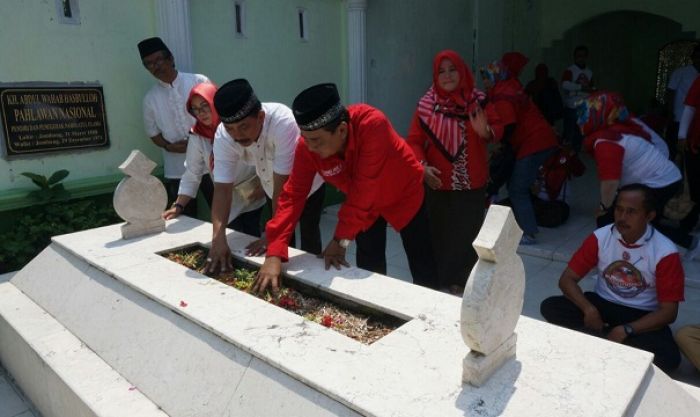 Awali Kampanye di Zona 1, Gus Syaf Ziarah ke Makam Mbah Wahab