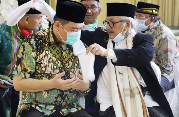 Cabup Kelana Dapat Hadiah Sorban dari Habib Smith dan Didoakan Gus Rofiq Siroj Cabup Kelana Dapat Hadiah Sorban dari Habib Smith dan Didoakan Gus Rofiq Siroj