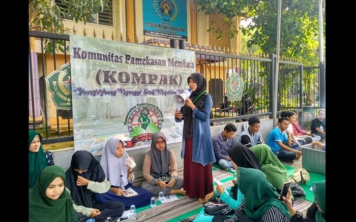 Peringati IWD, Aktivis Perempuan di Pamekasan Bagi-bagi Bunga