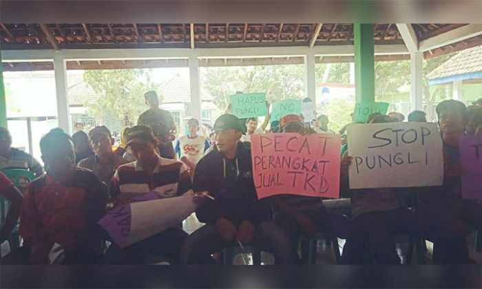 Tuntut Sekdes Gedangan Mundur, Ratusan Warga Geruduk Kantor Desa Tuntut Sekdes Gedangan Mundur, Ratusan Warga Geruduk Kantor Desa