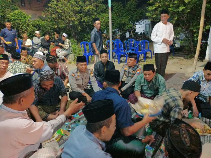 Kapolsek Buduran dan Kasi Humas Polresta Sidoarjo Takziah ke Rumah Duka Mendiang Rizki Maulana Kapolsek Buduran dan Kasi Humas Polresta Sidoarjo Takziah ke Rumah Duka Mendiang Rizki Maulana