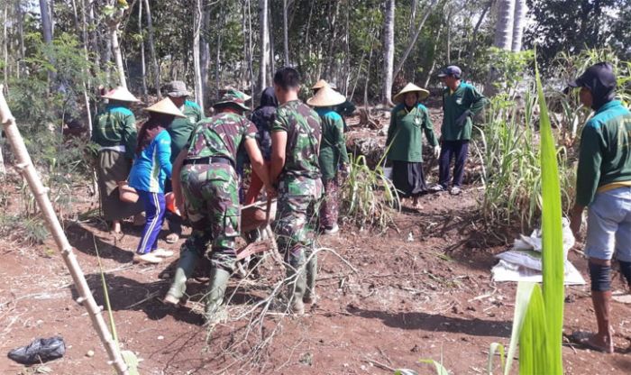 Ibu-ibu Kedungsalam Berdampingan dengan TNI, Pungut Kerikil untuk Material Program TMMD Ibu-ibu Kedungsalam Berdampingan dengan TNI, Pungut Kerikil untuk Material Program TMMD