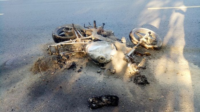 Sebuah Sepeda Motor Terbakar Hebat Usai Tabrak Pejalan Kaki di Tuban