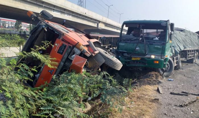 Trailer Muat Semen Tabrak Truk Box yang Sedang Parkir di Jalan Arteri Porong