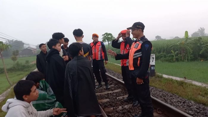 KAI Daop 7 Madiun Imbau Agar Masyarakat Tak Ngabuburit di Sekitar Jalur Kereta Api KAI Daop 7 Madiun Imbau Agar Masyarakat Tak Ngabuburit di Sekitar Jalur Kereta Api