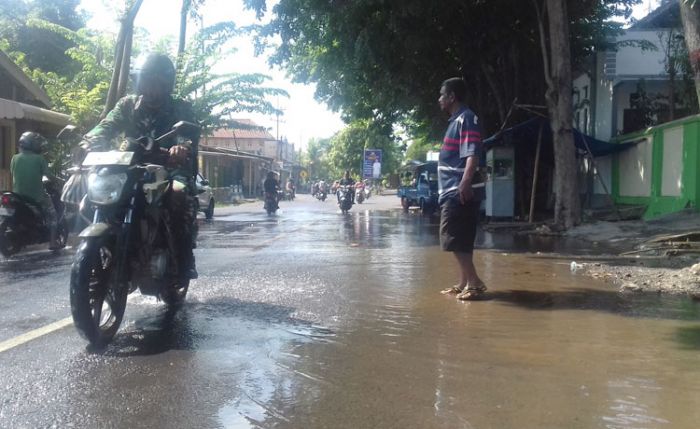Irigasi Dangkal, Warga Probolinggo Keluhkan Banjir di Jalan Raya Supriyadi Irigasi Dangkal, Warga Probolinggo Keluhkan Banjir di Jalan Raya Supriyadi