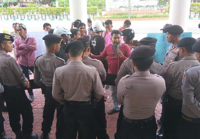 Demo Oknum PNS Pamekasan yang Diduga Bertindak Asusila Nyaris Ricuh Demo Oknum PNS Pamekasan yang Diduga Bertindak Asusila Nyaris Ricuh