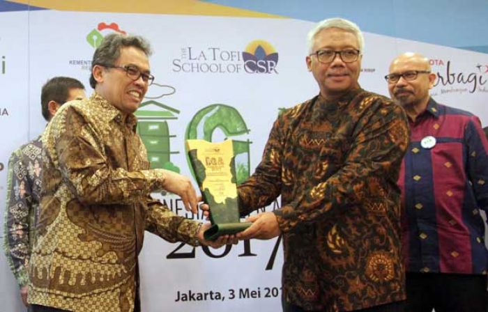 Semen Indonesia Terima Penghargaan The Best IGA 2017 dari La Tofi School of CSR Semen Indonesia Terima Penghargaan The Best IGA 2017 dari La Tofi School of CSR