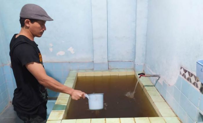 Warga Lamongan Keluhkan Air Berwarna Keruh Seminggu Belakangan, PDAM Akui Tercemar Limbah Tekstil Warga Lamongan Keluhkan Air Berwarna Keruh Seminggu Belakangan, PDAM Akui Tercemar Limbah Tekstil