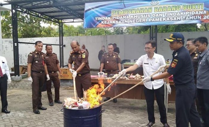 Kejaksaan Negeri Pamekasan Musnahkan BB Sabu 73 Gram dan 440 Ribu Batang Rokok Ilegal