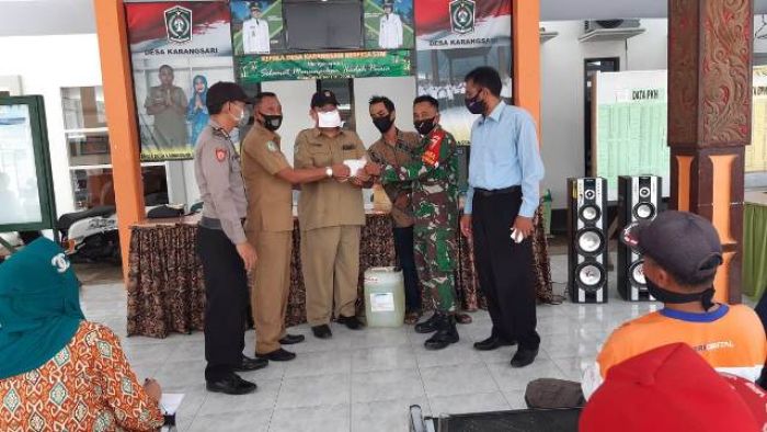 Babinsa Karangsari Dampingi Pemberian Masker dan Cairan Disinfektan Secara Simbolis Babinsa Karangsari Dampingi Pemberian Masker dan Cairan Disinfektan Secara Simbolis