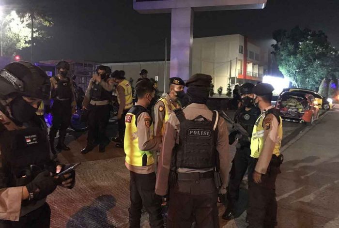 Tim Gabungan TNI-Polri Gelar Patroli Kamtibmas di Sidoarjo Tim Gabungan TNI-Polri Gelar Patroli Kamtibmas di Sidoarjo