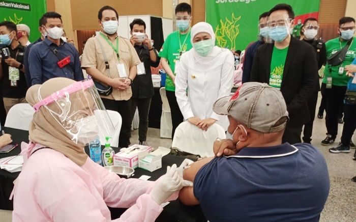 Tinjau Vaksinasi Massal Grab Indonesia, Gubernur Khofifah Optimis Herd Immunity Segera Terbentuk