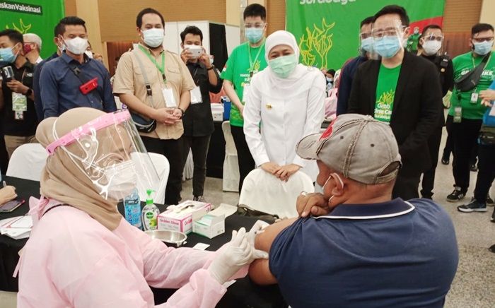Tinjau Vaksinasi Massal Grab Indonesia, Gubernur Khofifah Optimis Herd Immunity Segera Terbentuk Tinjau Vaksinasi Massal Grab Indonesia, Gubernur Khofifah Optimis Herd Immunity Segera Terbentuk