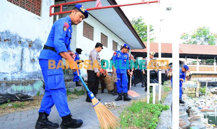 Polres Gresik Ajak Pelajar dan Warga Bersih-bersih di Pantai Polres Gresik Ajak Pelajar dan Warga Bersih-bersih di Pantai