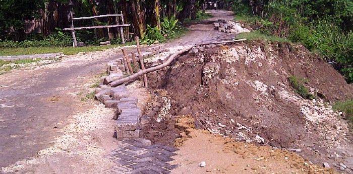 Tergerus Air, Jalan di Balen Bojonegoro Terancam Putus